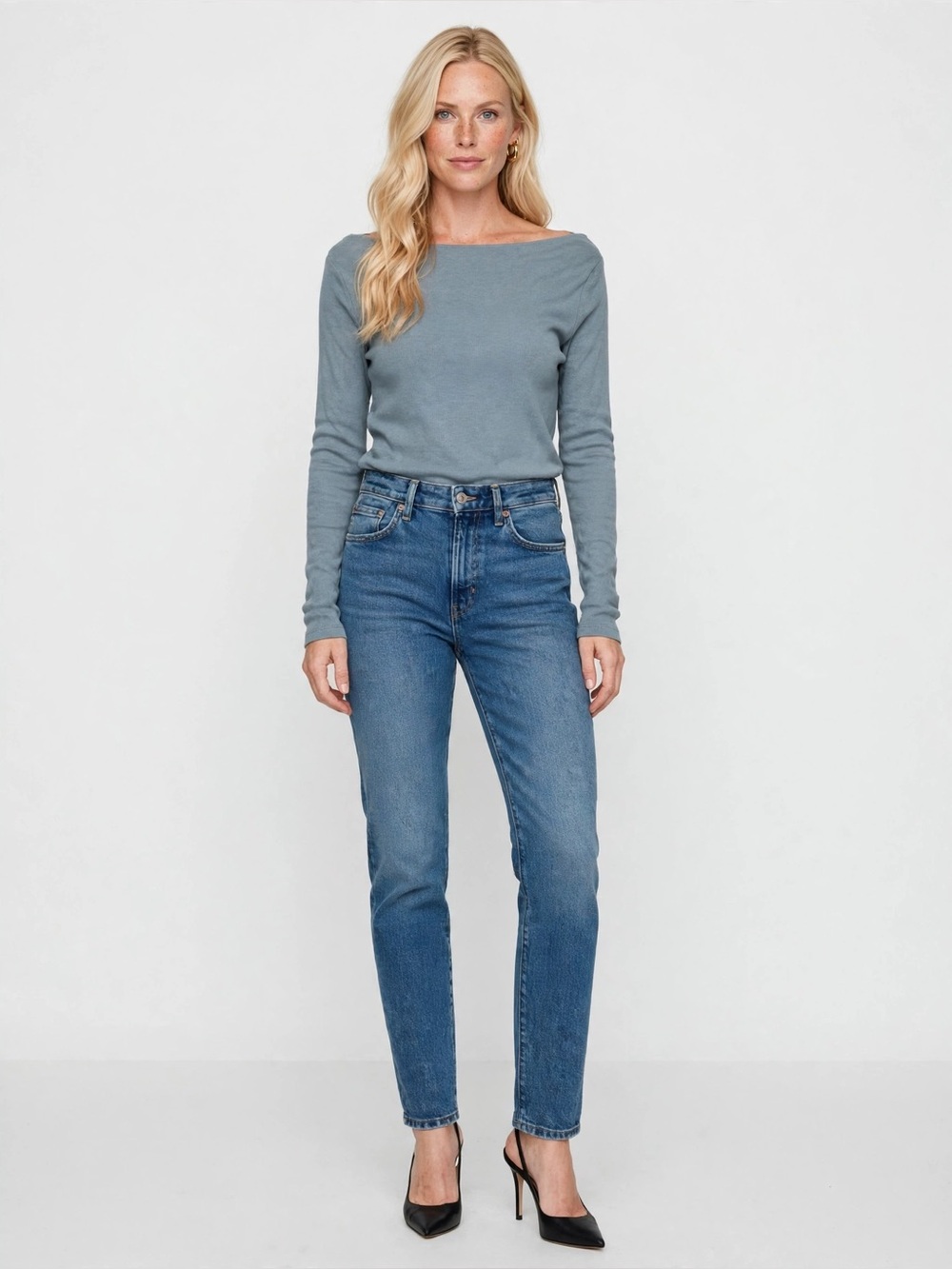 Sundance top with long sleeves. Buttons at the cuff.